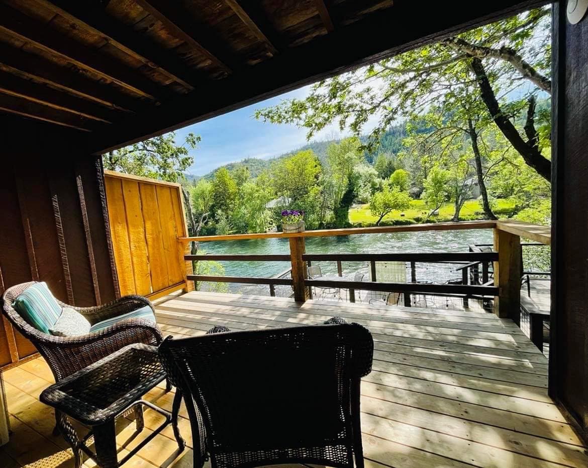 Riverfront Lodging, Hotel in Shady Cove