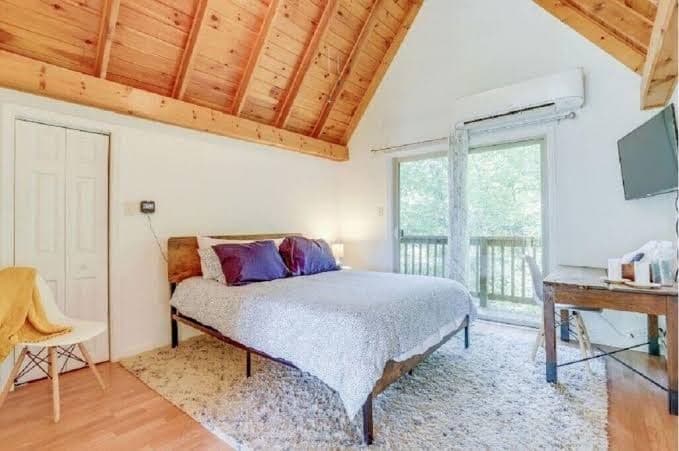 ♛Royal A-Frame♛HOT TUB★PetsOK★WoodStove★FASTwifi, Hotel in Shenandoah Farms