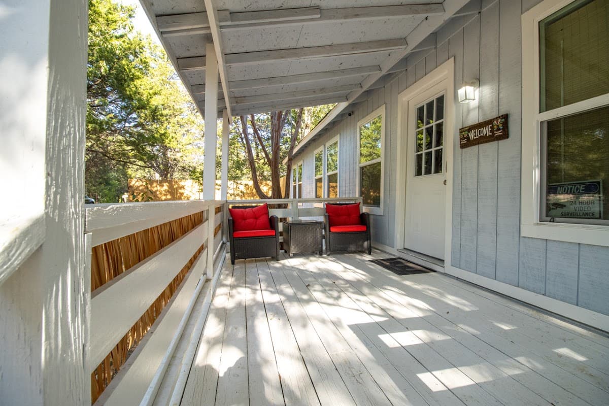 Tiki Paradise Cottage - Hot Tub, Hotel in Sherwood Shores