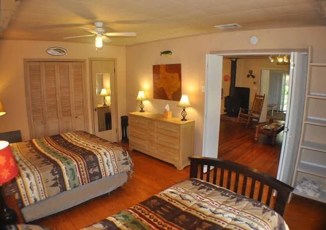 Sherwood Pines Inn -Spacious 2-bedroom at Texoma sleeps up to 8!, Hotel in Sherwood Shores