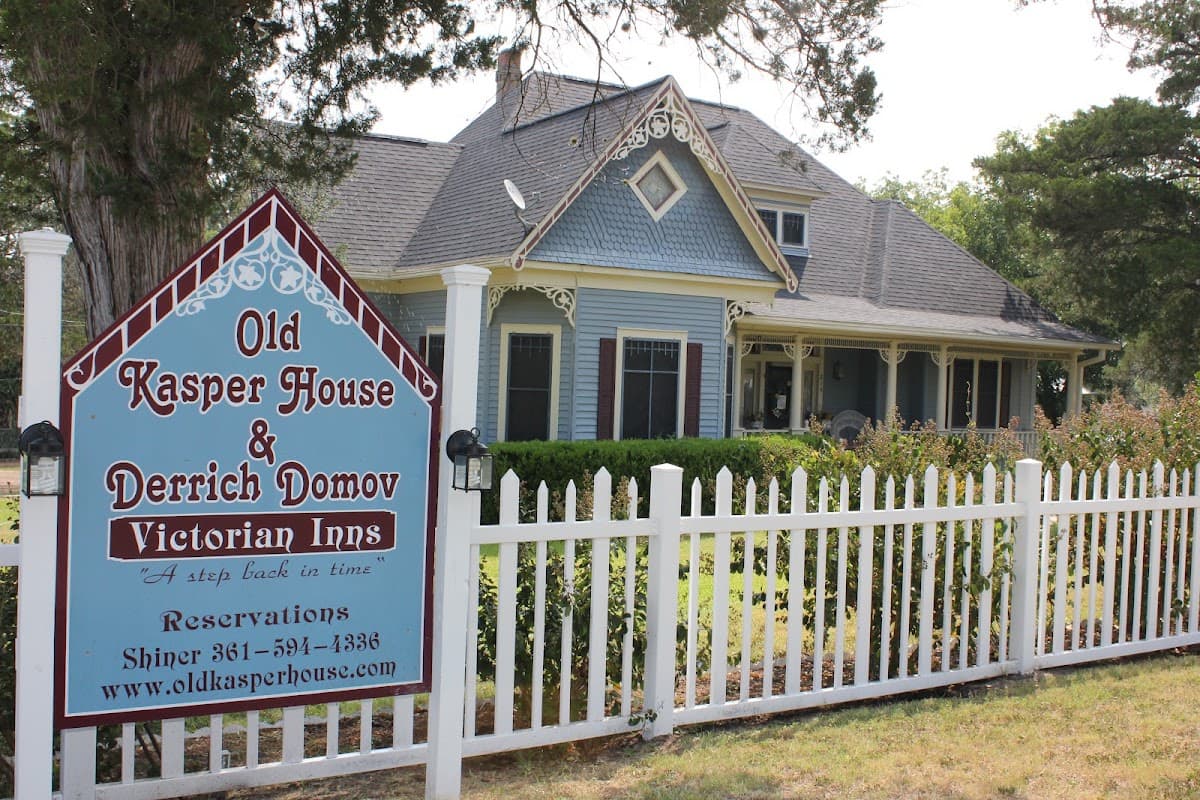 The Old Kasper House Victorian Inn, Hotel in Shiner