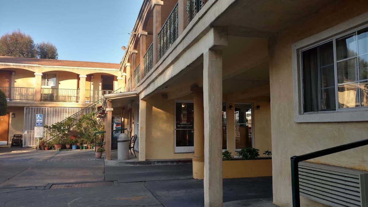 Colonial Pool & Spa Motel, Motel in Signal Hill