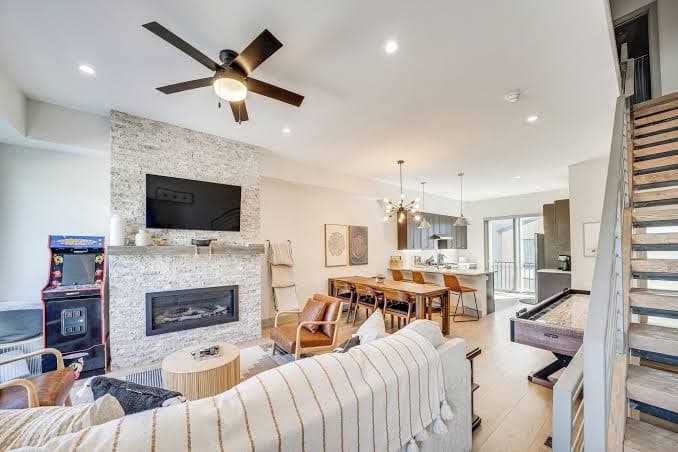 Rooftop Mtn View & Hot Tub: Silverthorne Home!, Hotel in Silverthorne