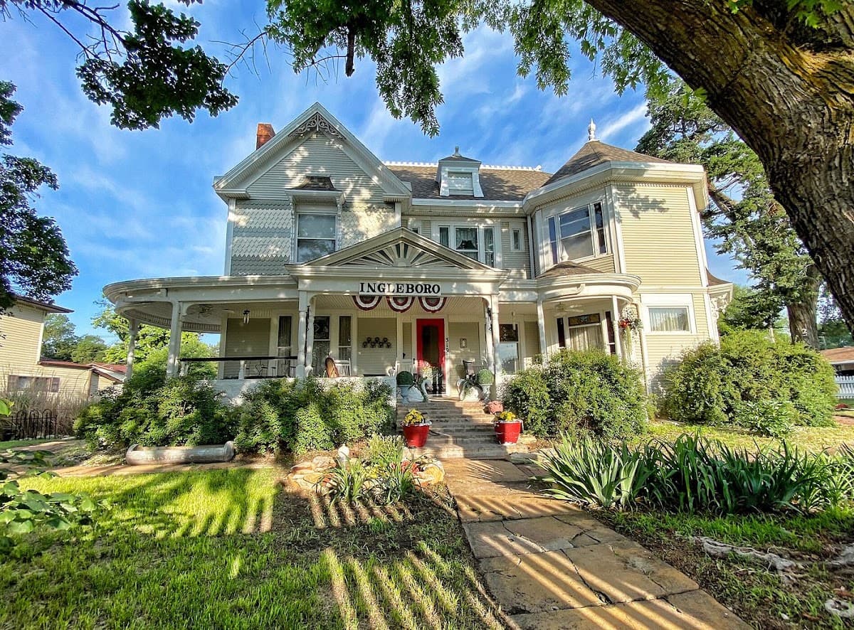 Ingleboro Mansion B & B, Bed & Breakfast in Smith Center