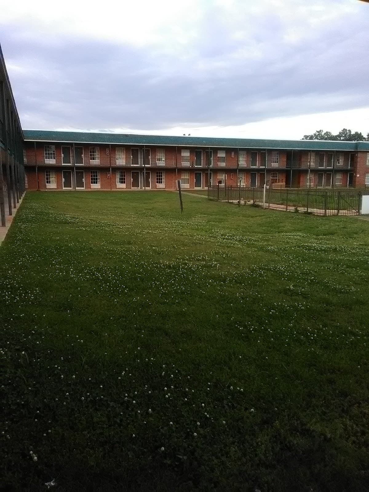 Caroline Inn & Suites, Hotel in Saxon