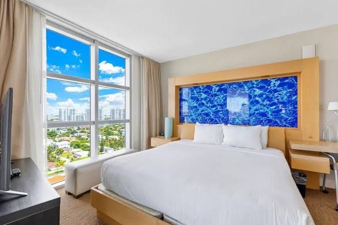 GOOD RATES + HOTEL LOCATION + BEACH FRONT PROPERTY= FUN, Hotel in Sunny Isles Beach
