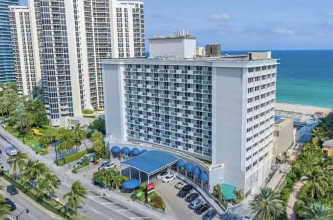 Oceanfront hotel studio right on the beach. Private balcony; Dream view., Hotel in Sunny Isles Beach