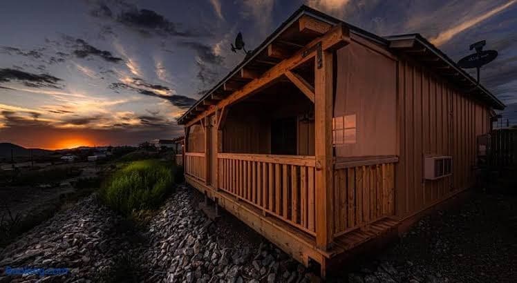 Miners Cabin 2 - King Bed - Accessible Room - Private Balcony - Entire Place, Hotel in Tombstone