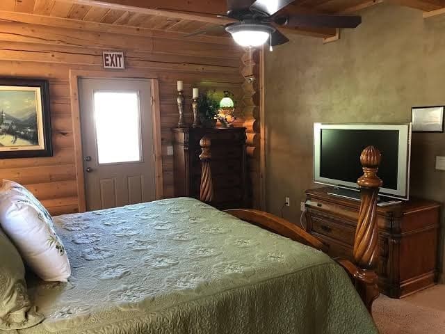 Luxury Log Home Retreat near Zion National Park, Hotel in Toquerville