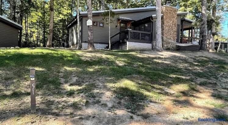 Lakefront Cabin with Two Decks and Back Yard in Tennessee - Entire Place, Holiday Home in Tracy City