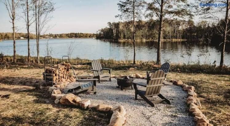 Teacher's Lounge - Lakeside at Waters Edge - Entire Place, Holiday Home in Tracy City
