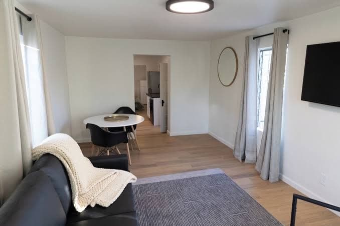 Lovely 1-bedroom guest house with AC in tranquil Tucson., Holiday Home in Tucson
