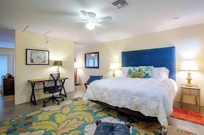 Solar powered, central, private, secure guest house!, Guesthouse in Tucson