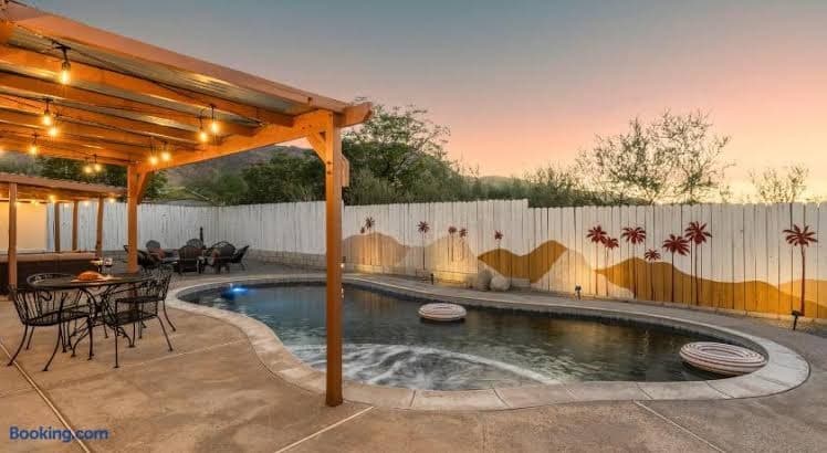Twilight Palms - Desert Retreat with Heated Pool, Sauna, Hot Tub - Entire Place, Holiday Home in Twentynine Palms