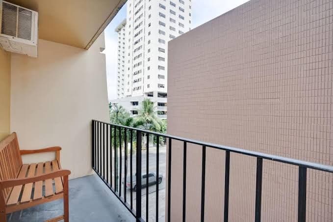 Central Waikiki Private Suite sleeps 4 in Popular Hotel, Hotel in Diamond Head / Kapahulu / Saint Louis Heights