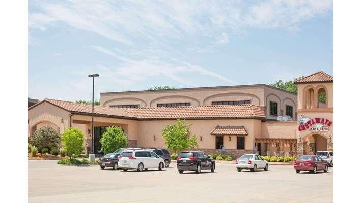 Ramada by Wyndham Des Moines Tropics Resort & Conference Ctr, Hotel in Urbandale