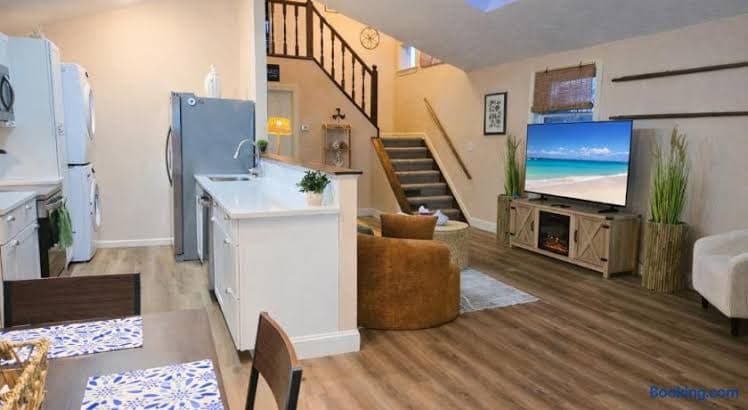 Hot Tub | King Bed | Relax | Winter Retreat - Entire Place, Holiday Home in Vermilion-on-the-Lake