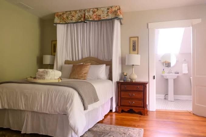 Rose Hill Inn - Grand Suite, 1 King Bed, Non Smoking, Ground Floor, Hotel in Versailles