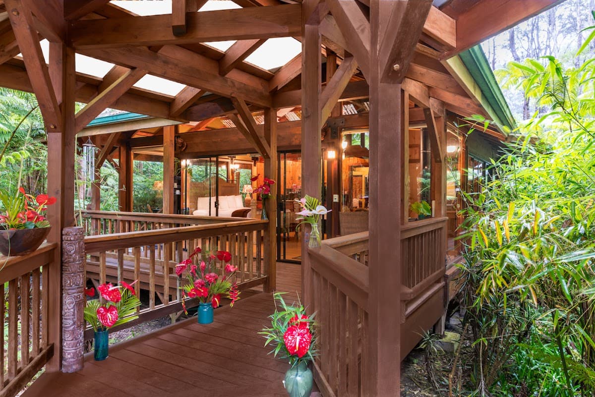 Volcano Village Lodge, Bed & Breakfast in Volcano