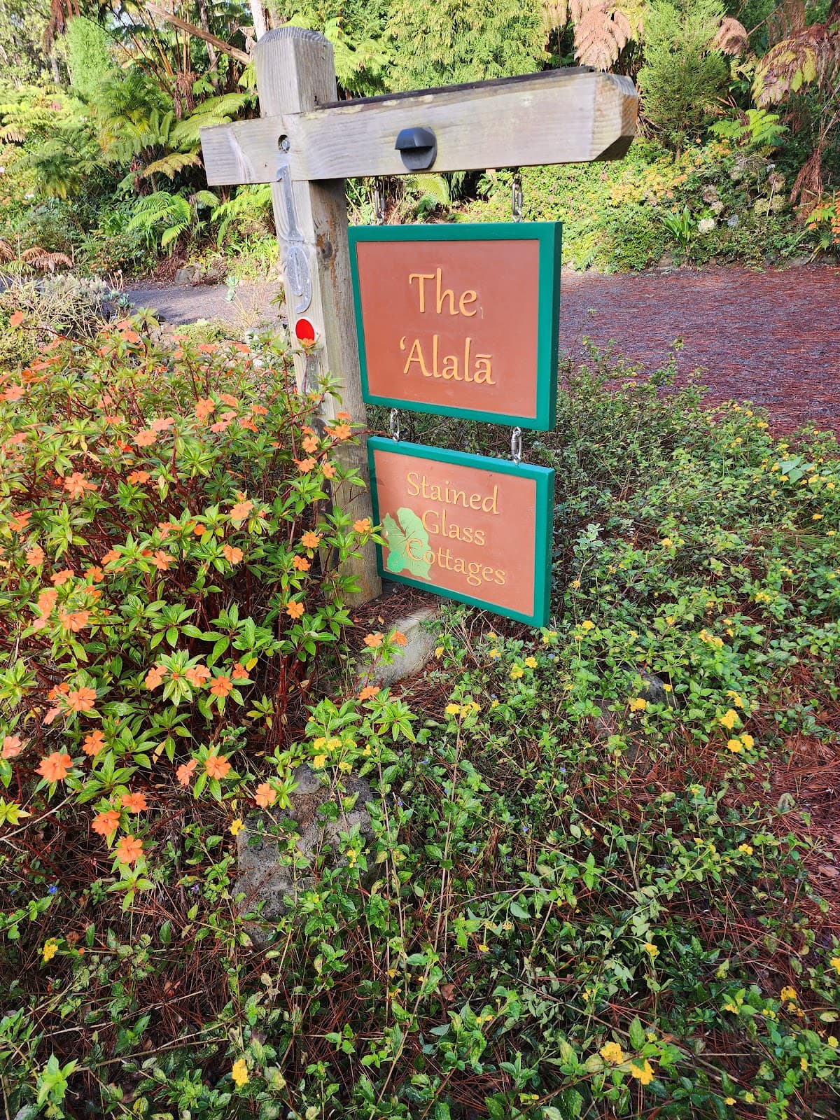 The Alala at Stained Glass Cottages, Hotel in Volcano