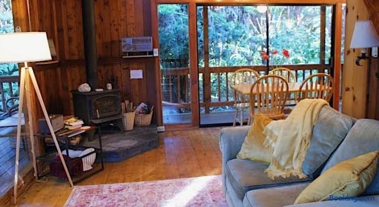 Beautiful Cedar Cottage in Volcano - Entire Place, Holiday Home in Volcano