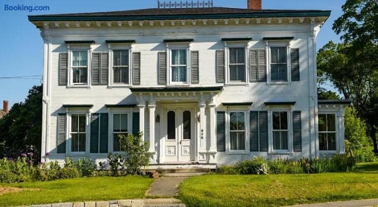 The Waldoboro Inn - Entire Place, Holiday Home in Waldoboro