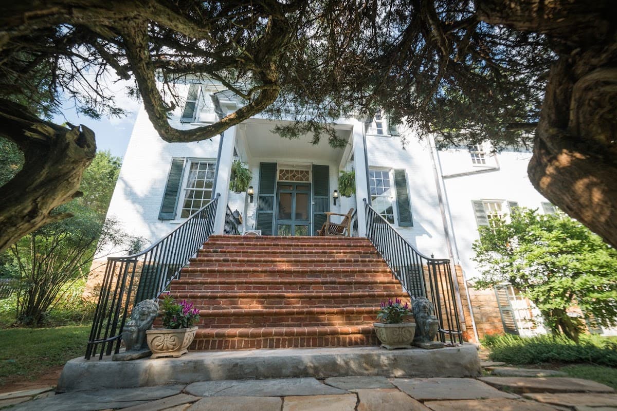 Chilton House Suites, Hotel in Warrenton