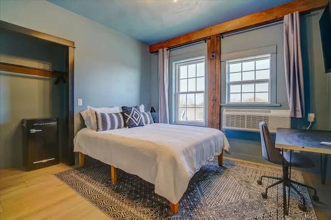 The Mill Hotel: 202 - Single Queen, Hotel in Waunakee