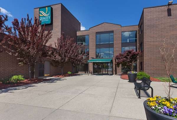 Quality Suites Lansing West, Hotel in Waverly