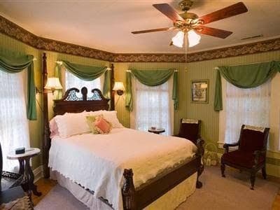 Well-Bred Luxury Lodgings - Manor on Main, Holiday Home in Weaverville
