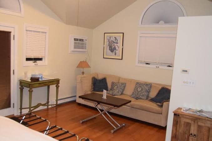 Spacious Private Entrance Master Bedroom/Bath, Hotel in Wellesley