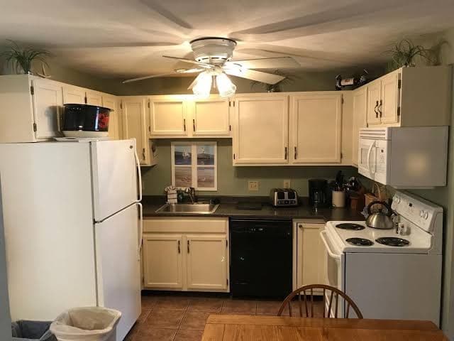 Elmwood Resort Hotel - King Suite, Resort in Wells Beach Station