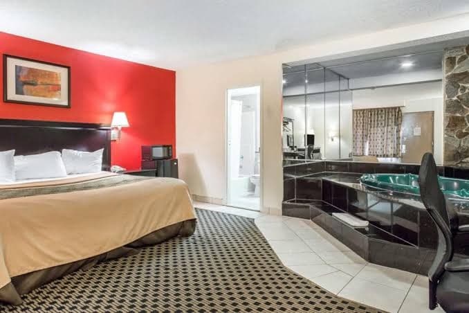 Econo Lodge - Standard Room, 1 King Bed, Smoking, Jetted Tub, Lodge in West Haven