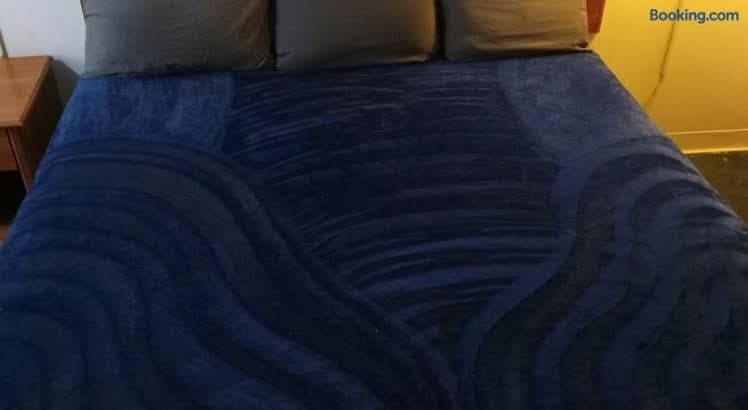King Bed Hotel Studio 206 - Entire Place, Hotel in West Livingston