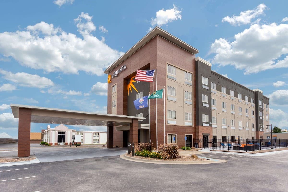 La Quinta Inn & Suites by Wyndham Wichita Airport, Hotel in Wichita