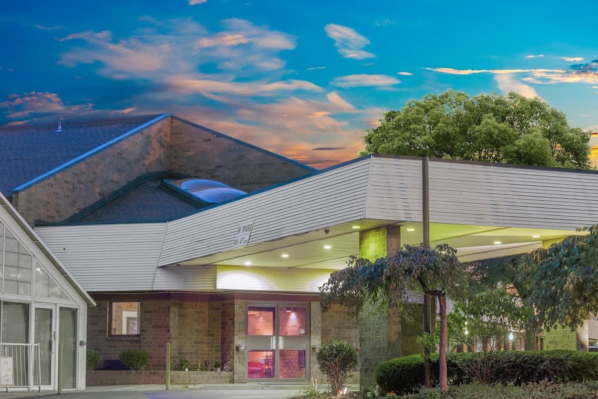 SkyLight Inn & Suites, Hotel in Wickliffe