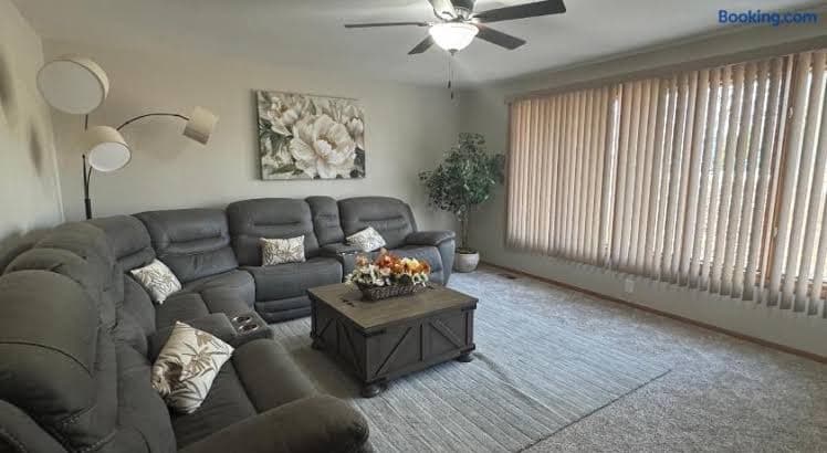 Muncie 3 bedroom 2 bath entire brick home - Entire Place, Holiday Home in Yorktown