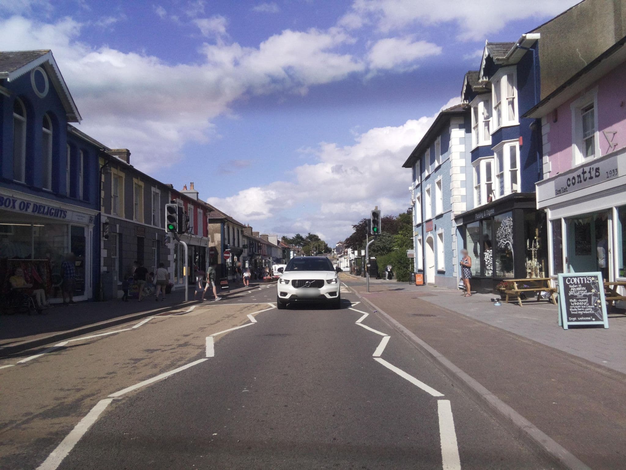 Street view near Castle Hotel, Aberaeron — © southglos (CC BY-SA · Mapillary)