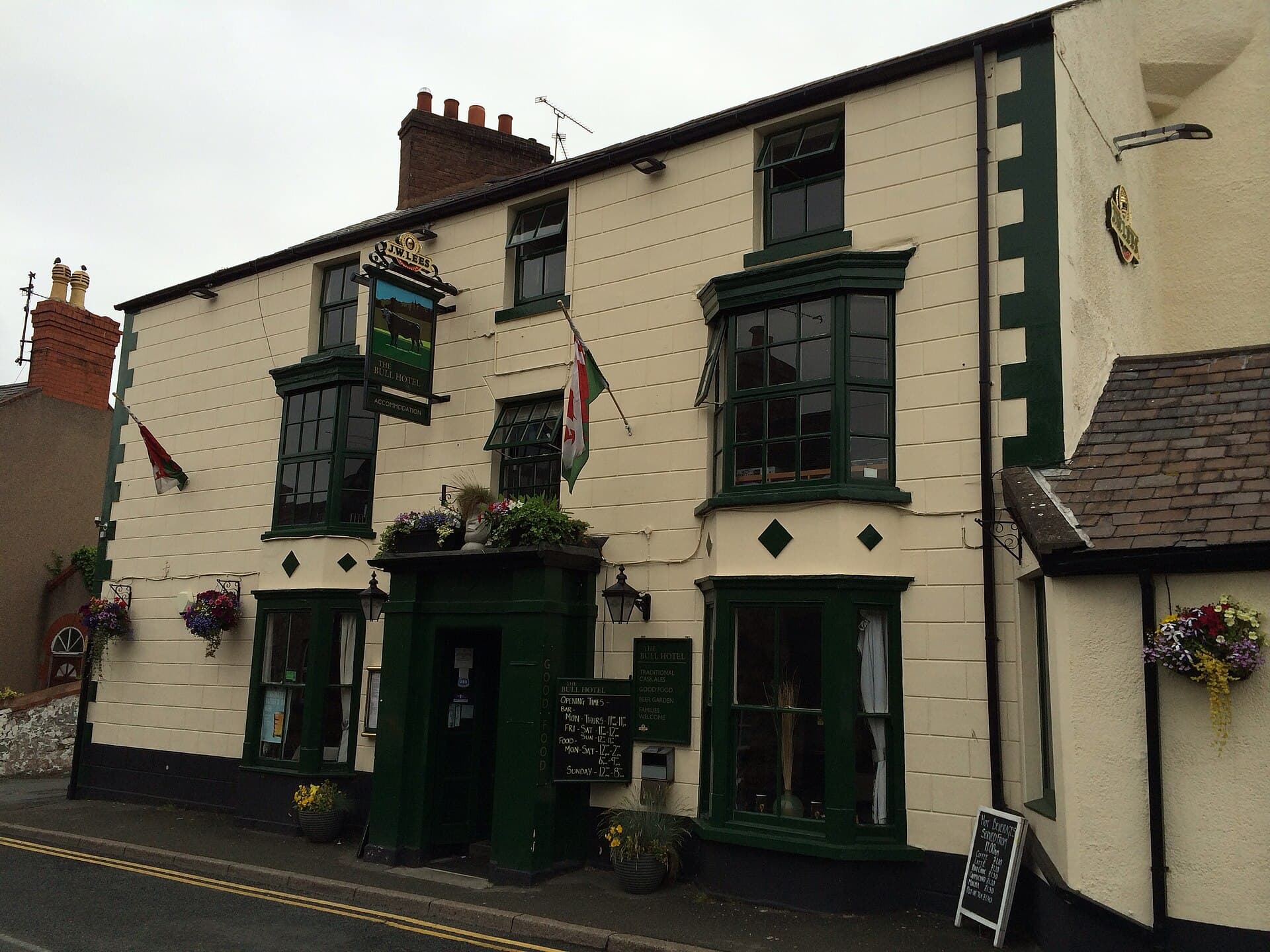 Bull Hotel (via Wikimedia Commons, CC BY-SA 3.0)