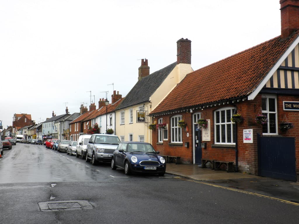 White Hart Inn Aldeburgh (via Wikimedia Commons, CC BY-SA 2.0)