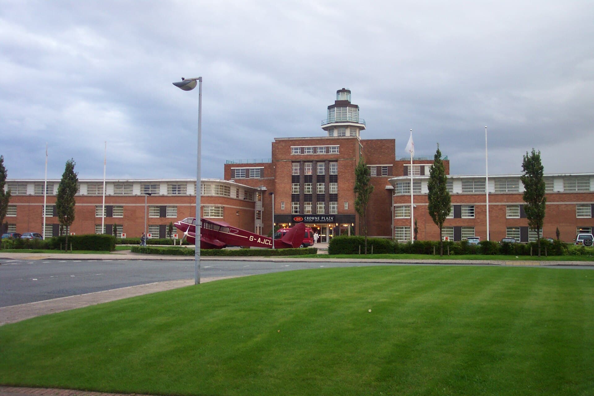 Crowne Plaza Liverpool John Lennon Airport by IHG (via Wikimedia Commons, CC BY-SA 4.0)