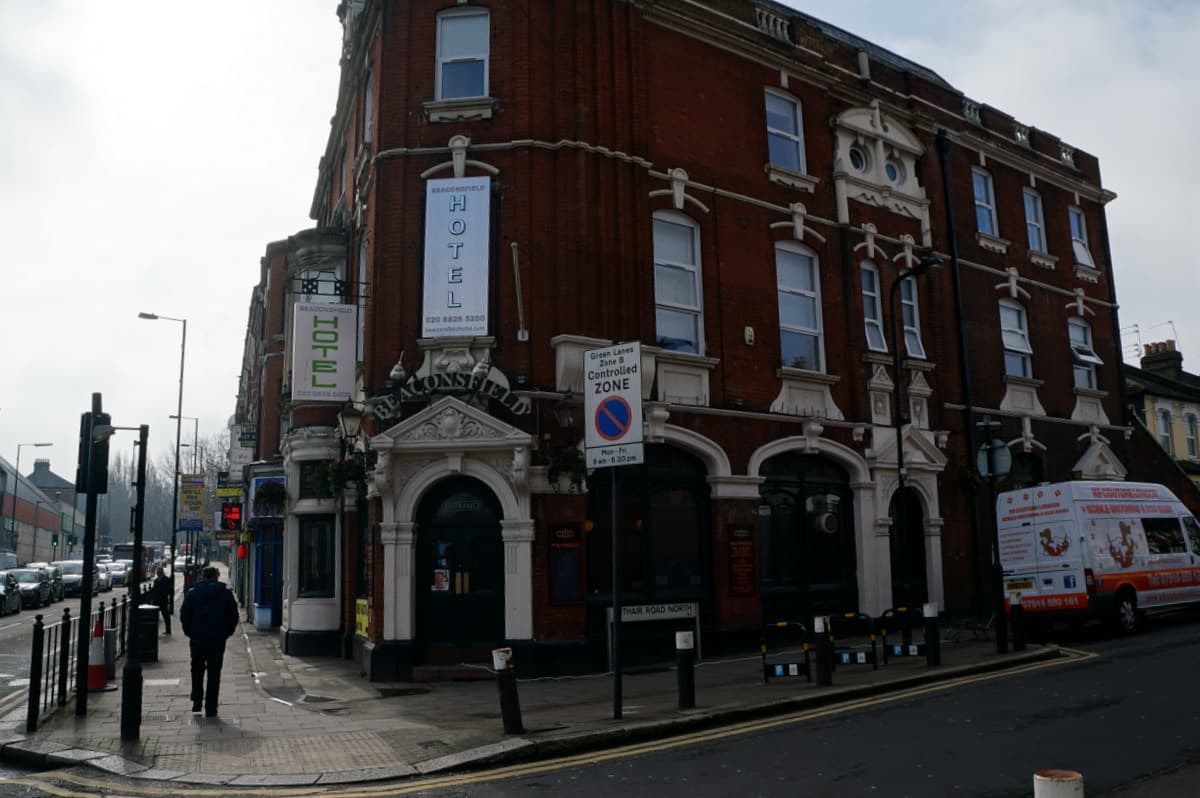 Beaconsfield Hotel (via Wikimedia Commons, CC BY-SA 2.0)