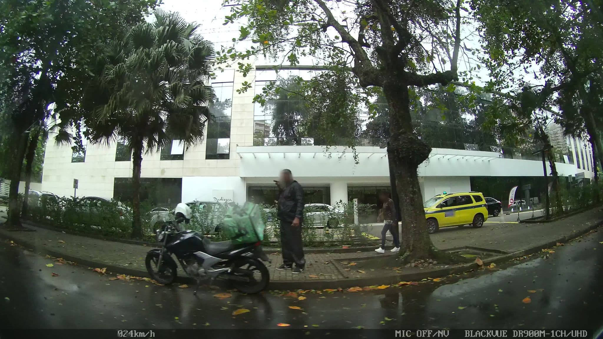 Street view near Radisson Hotel Barra Rio de Janeiro, Barra da Tijuca — © kaart_1 (CC BY-SA · Mapillary)