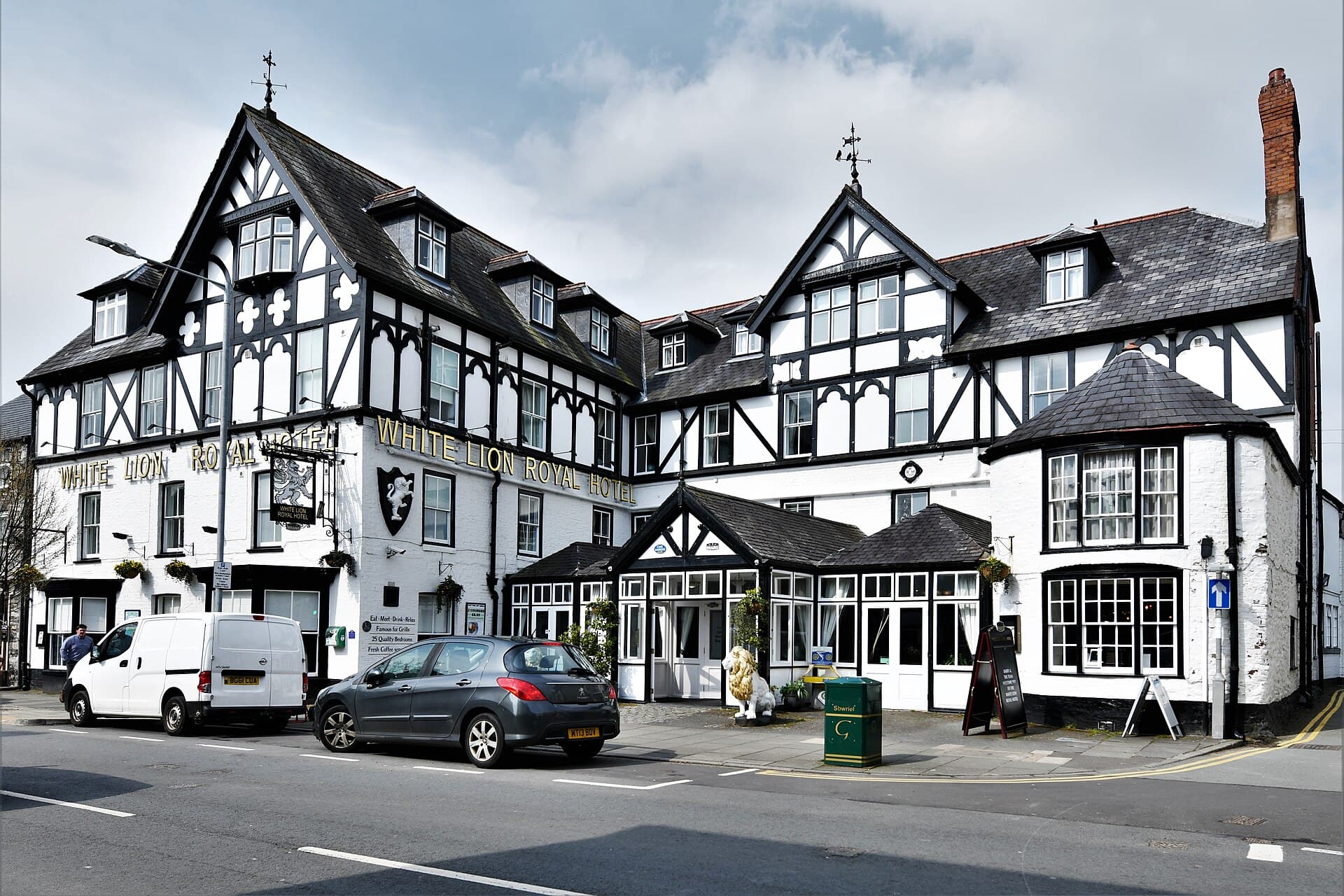 White Lion Royal Hotel Bala Gwynedd (via Wikimedia Commons, CC BY-SA 2.0)