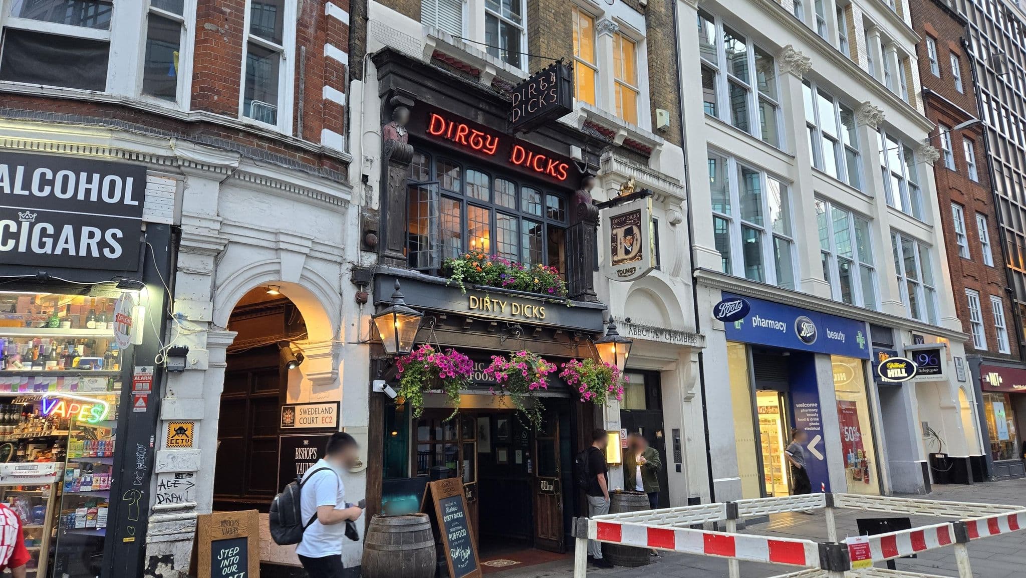 Street view near 196 Bishopsgate, Spitalfields — © stonoga (CC BY-SA · Mapillary)