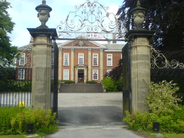 Bosworth Hall Hotel & Spa (via Wikimedia Commons, CC BY-SA 2.0)