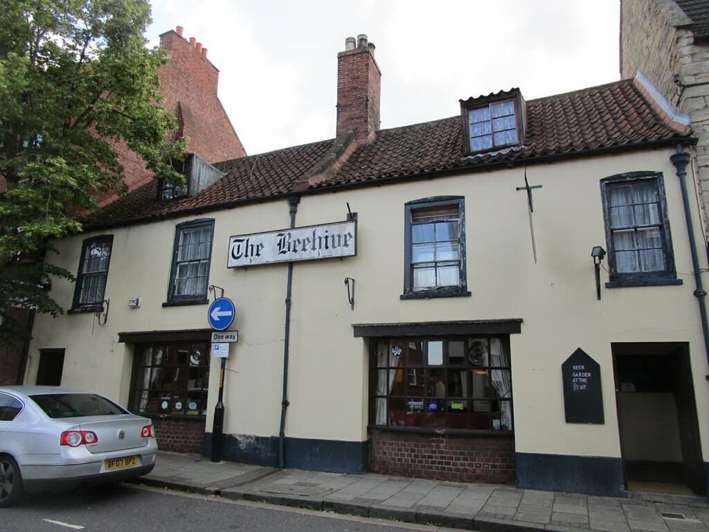 The Beehive Inn (via Wikimedia Commons, CC BY-SA 2.0)