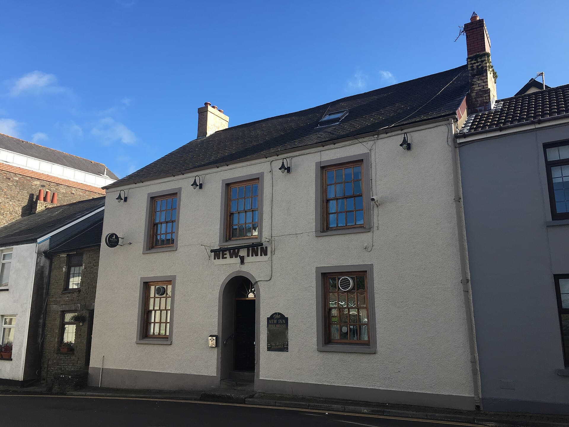 New Inn (via Wikimedia Commons, CC BY-SA 4.0)