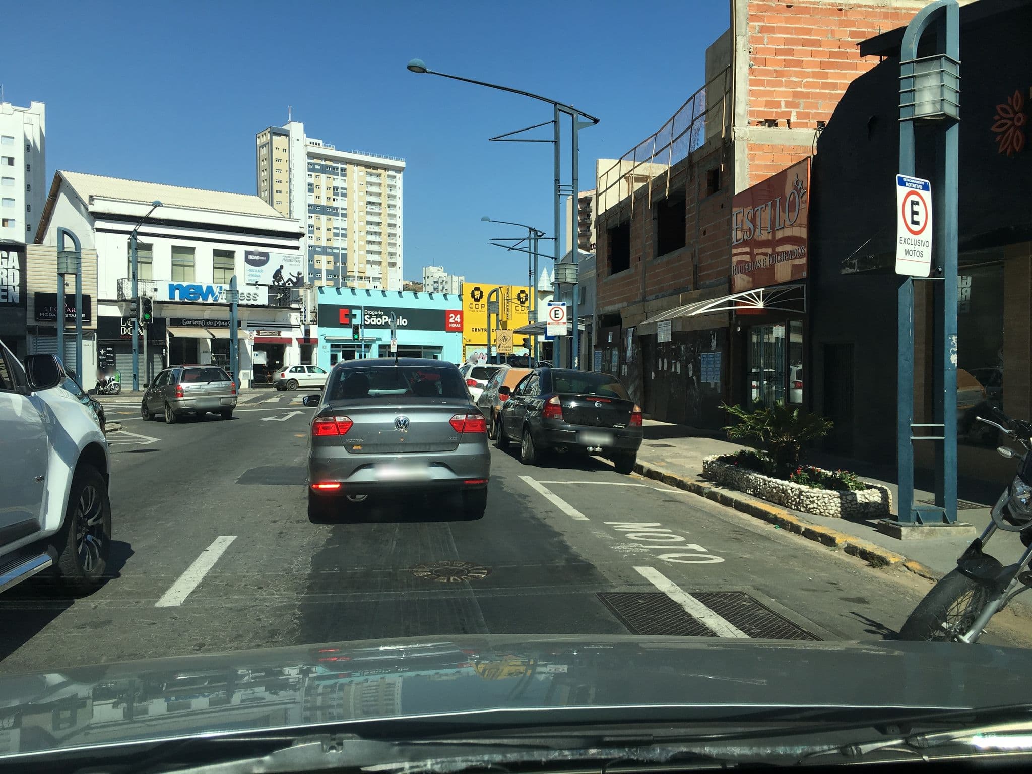 Street view near Carlton Plaza Hotel, Poços de Caldas — © ericdanieldavid (CC BY-SA · Mapillary)