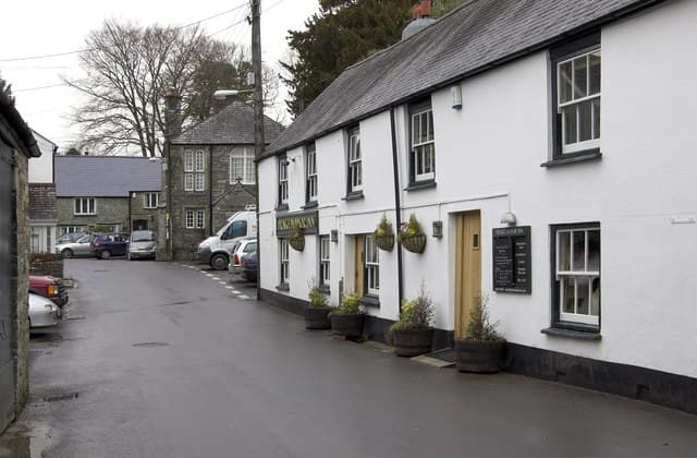 Drake Manor Inn (via Wikimedia Commons, CC BY-SA 2.0)